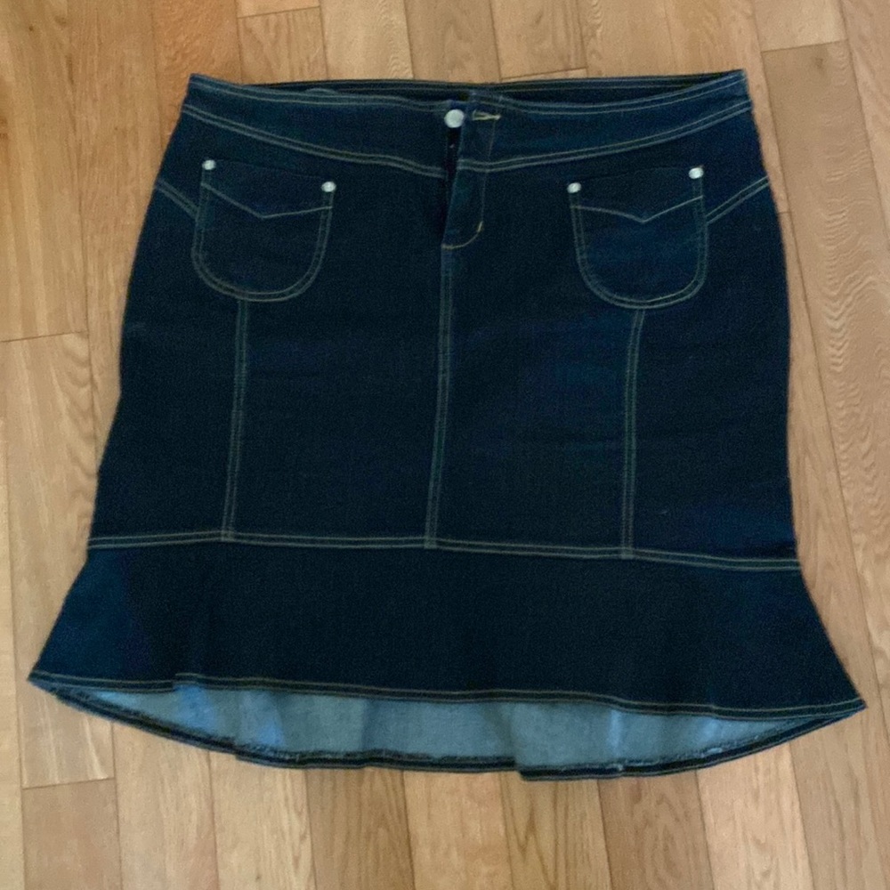 Denim plus size skirt.